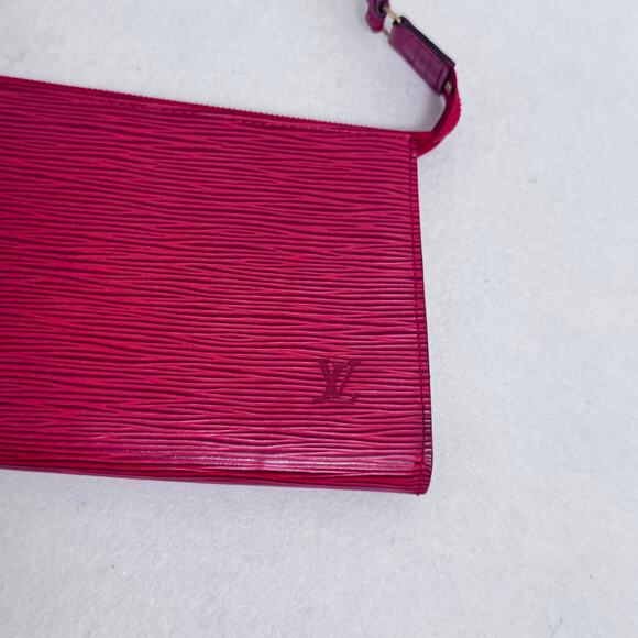 Louis Vuitton Epi Pochette Accessoires 24
Red wristlet gold hardware. - Picture 15 of 15
